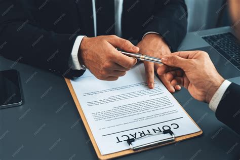 Un humano firmando un contrato con un monstruo