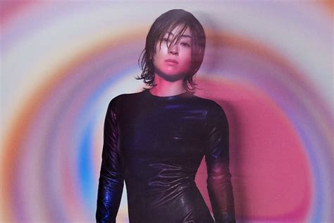 Hikaru Utada en el escenario durante la era Exodus
