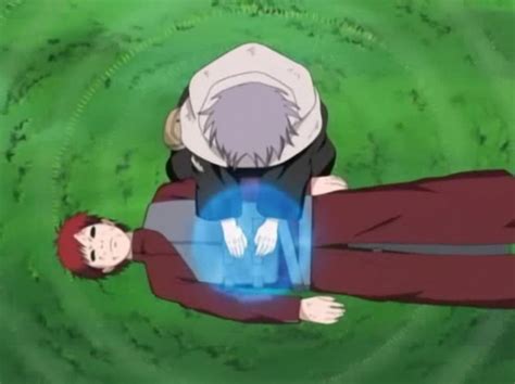 Chiyo sellando al Shukaku en Gaara