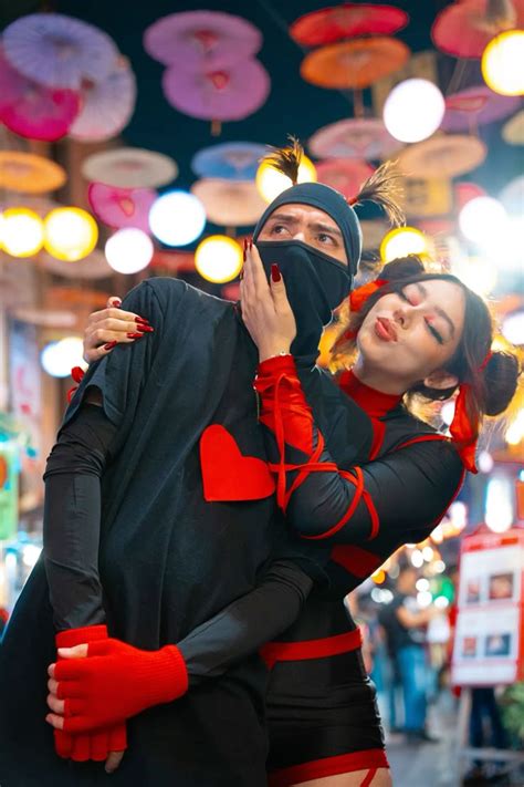 Cosplay de pareja de anime en pose romántica