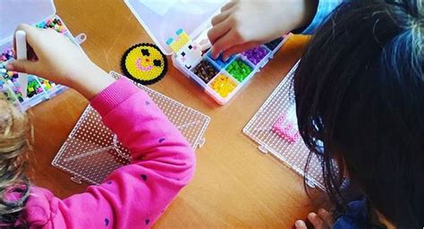 Niños creando figuras con Hama Beads