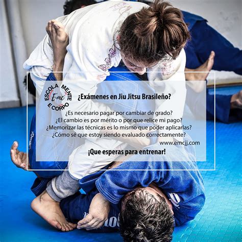 Un practicante de Jiu-Jitsu Brasileño en acción con su kimono