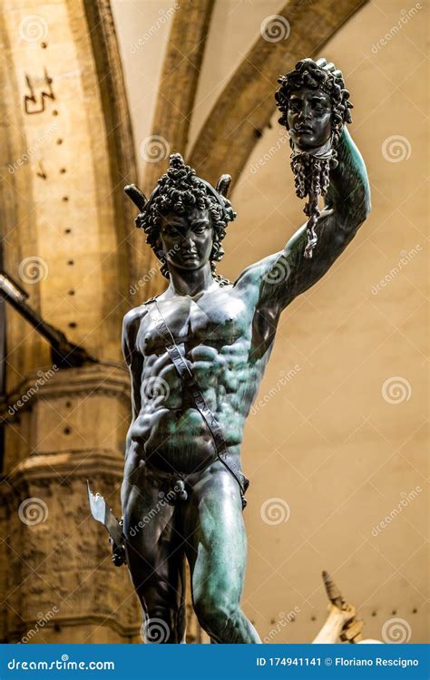 Estatua de Perseo sosteniendo la cabeza de Medusa por Benvenuto Cellini