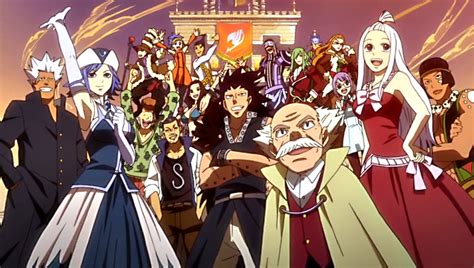 Miembros del gremio Fairy Tail celebrando juntos