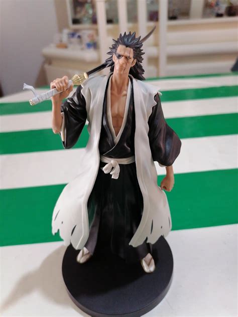 Detalle del parche y la cicatriz en una figura de Kenpachi