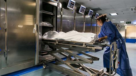 anciano en una morgue