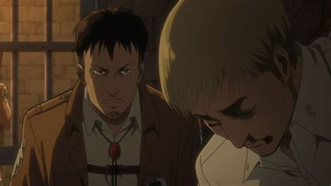 Nile Dok interrogando a Erwin y Levi