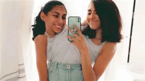 Ilustración de hermanas siamesas en un estilo manga