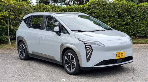 Ilustración de Jazmín y el Duque de Aion en un ambiente de tensión romántica.