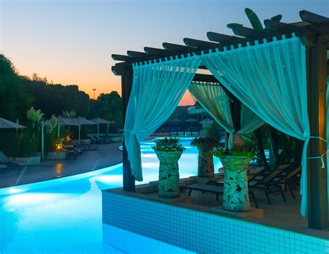 Ilustración comparando la vida de un personaje de clase alta y uno de clase baja en un dorama