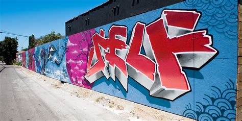 Iruka Sensei preocupado por el grafiti en la estatua de Hiruzen