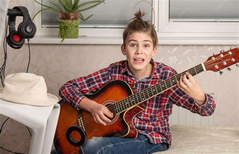 Chico tocando guitarra