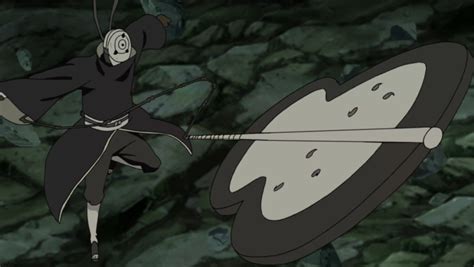 Obito Uchiha utilizando el Gunbai de Madara