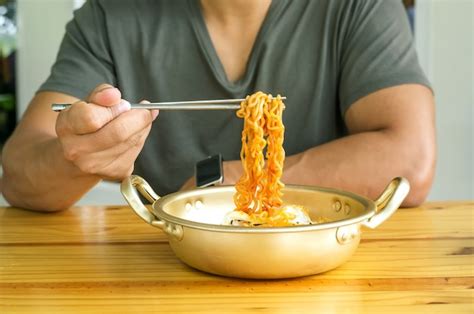 Wang Ling comiendo sus fideos instantáneos favoritos