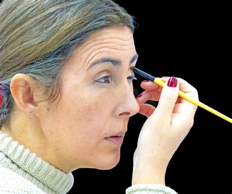 Chica aprendiendo maquillaje para cambiar su apariencia