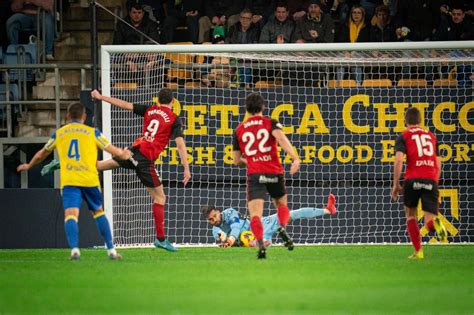 Pedro deteniendo el ataque de Wanda a Nami