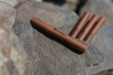 Pedro usando explosivos de dinamita en combate