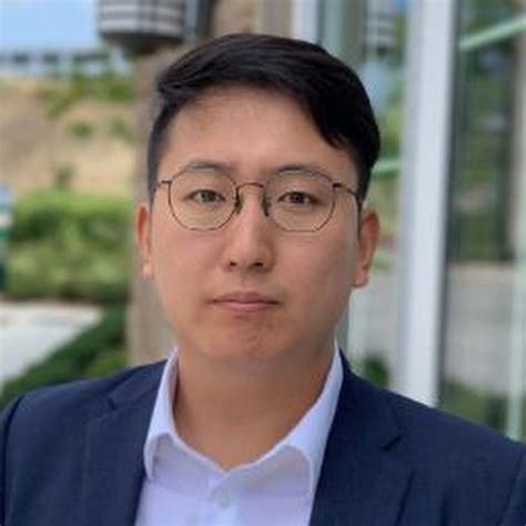 Yoo Sanghyun lamentando su destino
