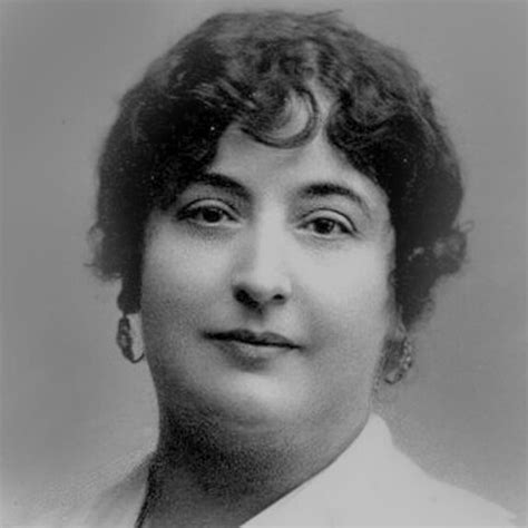 Retrato de Carmen de Burgos en un ambiente literario del siglo XX