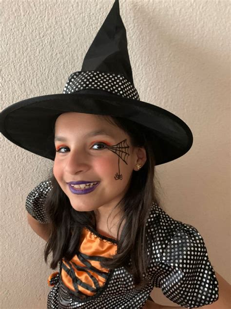 Eri vestida de bruja para Halloween