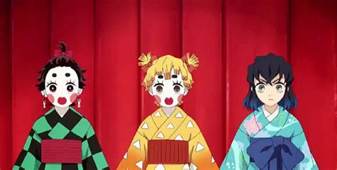 Ilustración de Tanjiro, Zenitsu e Inosuke disfrazados de mujeres en el Distrito Rojo