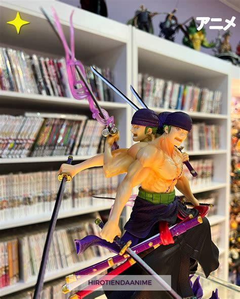 Roronoa Zoro en estilo de nueve espadas con tonos rosas y morados, sosteniendo espadas con llamas rosas ascendentes.