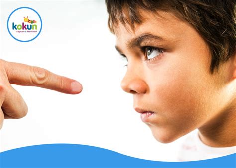 Ilustración de dos chicos jóvenes en un entorno escolar, uno con una actitud desafiante y otro con una apariencia más formal.