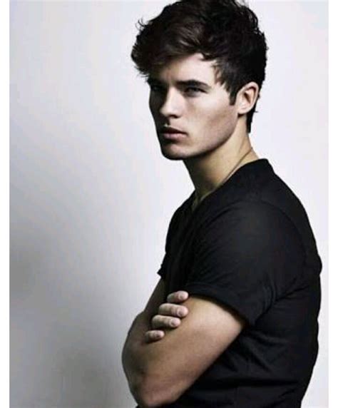 Chico de cabello oscuro perfil impresionante