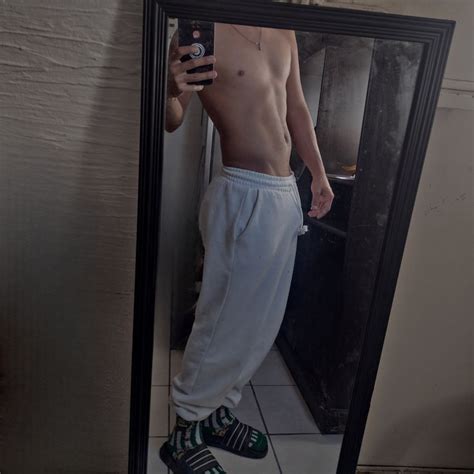 Chico mirándose en el espejo sin camisa