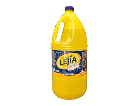 Botella de lejía y superficies limpias