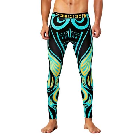 Hombre vistiendo mallas ajustadas de forma casual