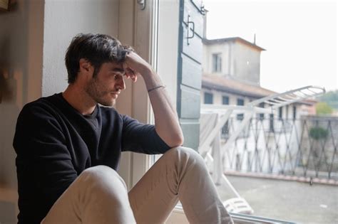 Un joven solitario con una expresión melancólica.