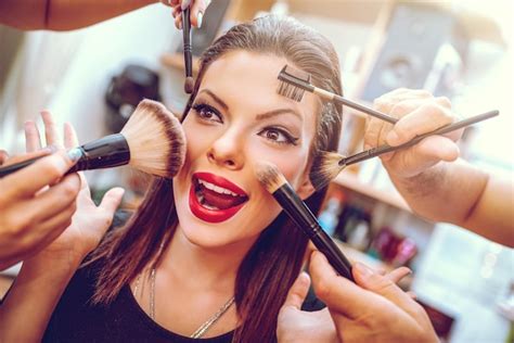 Chica siendo maquillada