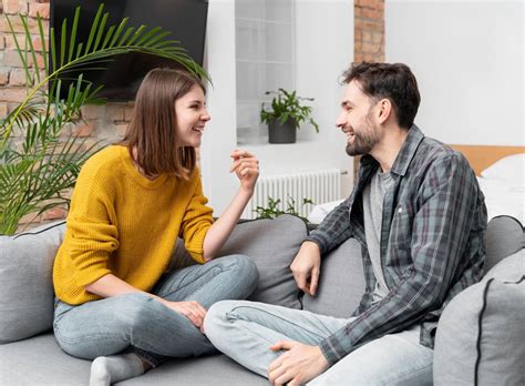 Pareja interactuando en un ambiente doméstico