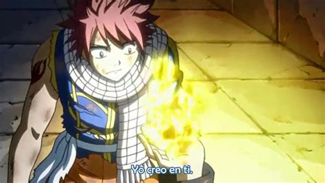 Natsu usando su Llama Brillante del Dragón de Fuego contra el ácido
