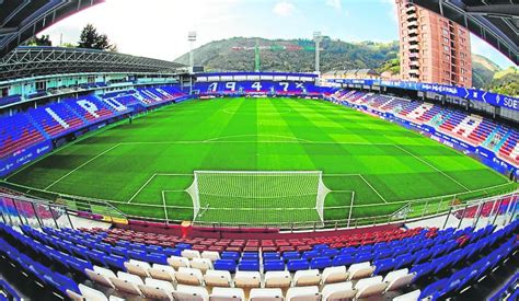 Aficionados del Eibar mostrando tifos en el estadio Ipurua