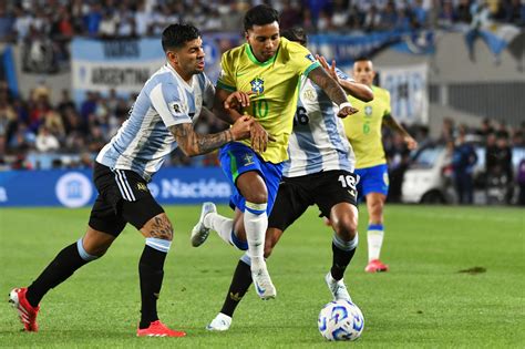 Partido de fútbol entre Argentina y Brasil en Buenos Aires
