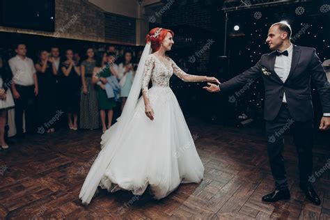 Pareja bailando en una boda