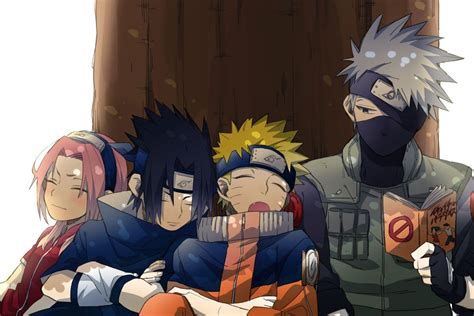 Sakura rodeada de pretendientes, con Sasuke y Kakashi observando con celos