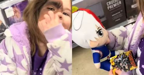 Niña emocionada con peluche de Shoto Todoroki