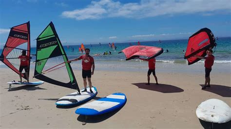 Deportistas practicando windsurf en La Manga