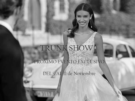Diseñador presentando vestidos de novia en un trunk show
