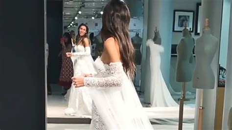 Novia probándose un vestido de novia en un ambiente exclusivo