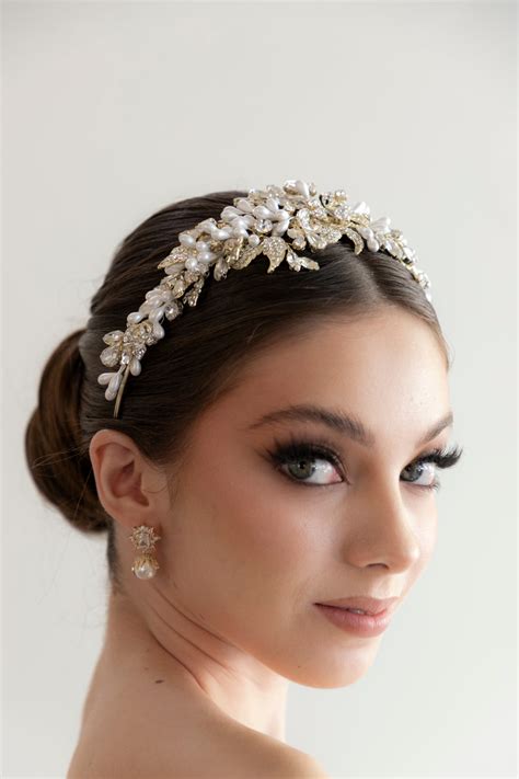 Colección de accesorios de novia: velos, tiaras y joyería