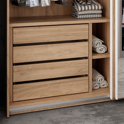 Interior de armario con cajoneras y estantes