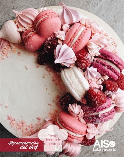 Decoración de pastel con macarons personalizados