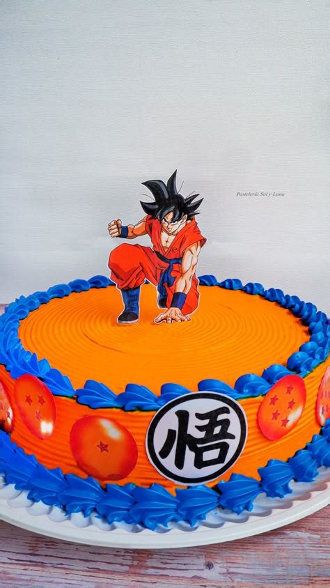 Pastel de cumpleaños con temática de Bulma y Dragon Ball