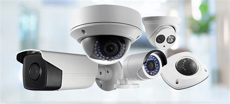 Shaka observando las cámaras de seguridad