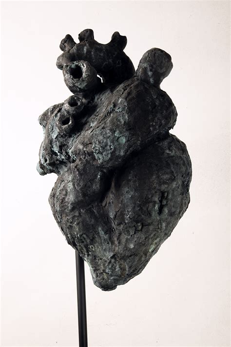 Corazón de piedra con un lazo rojo