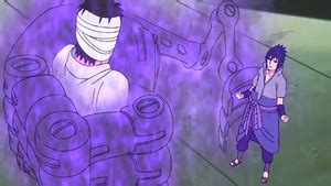 Sasuke usando su brazo del Susanoo contra Danzo